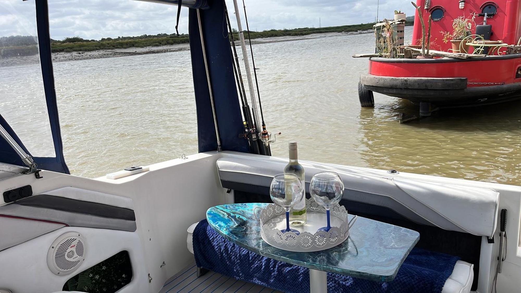 Botel Floatsyerboat